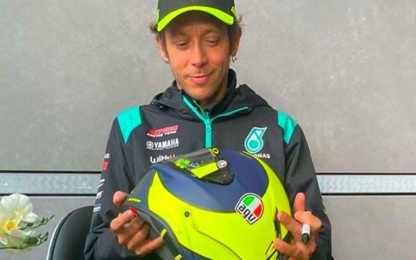 Valentino Rossi Legenda MotoGP, Valentino Rossi melelang replika helm balapnya yang sudah dibubuhkan tanda tangan. (Foto: Charitystars.com)