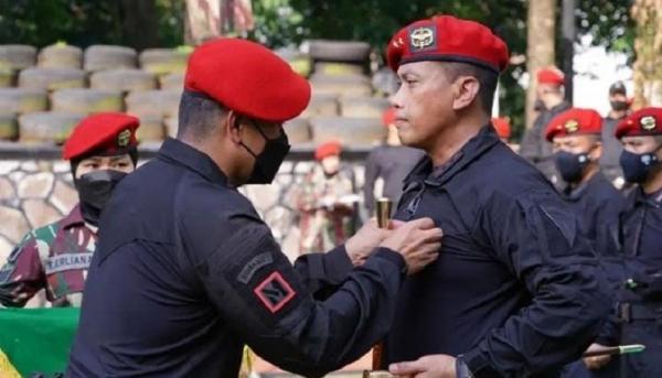 Danjen Kopassus Dansat 81 Kopassus Kolonel Inf Benny Rahadian menyematkan brevet anti teror Satgultor 81 kepada Danjen Kopassus Mayjen Teguh Muji Angkasa. (Foto Penkopassus).