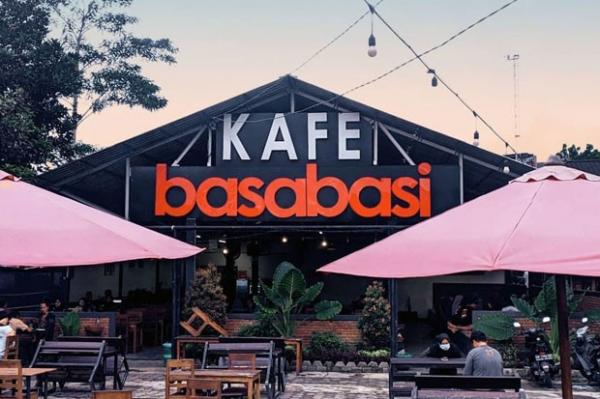 Cafe Basa Basi buka setiap hari dari jam 08.00 pagi hingga 02.00 tengah malam. (Foto : @kafebasabasi)