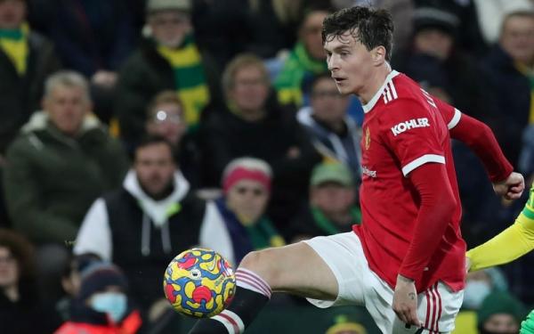 Bek Manchester United, Victor Lindelof saat beraksi melawan Norwich City dalam laga Liga 2021/2022 di Stadion Carrow Road, Sabtu (11/12/2021). (Foto: REUTERS)