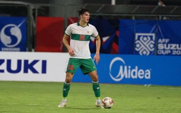 Bek Timnas Indonesia, Elkan Baggott saat tampil melawan Laos dalam laga Grup B Piala AFF 2020 di Stadion Bishan, Minggu (12/12/2021). (Foto: Instagram/@elkanbaggott)