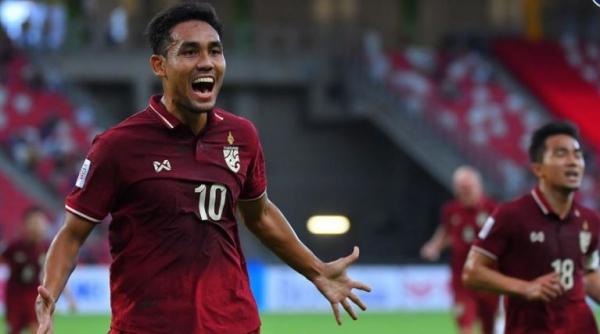Striker Timnas Thailand, Teerasil Dangda Striker Timnas Thailand, Teerasil Dangda merayakan gol ke gawang Filipina pada laga Grup A Piala AFF di Stadion National, Selasa (14/12/2021). (Foto: Instagram/@changsuek)