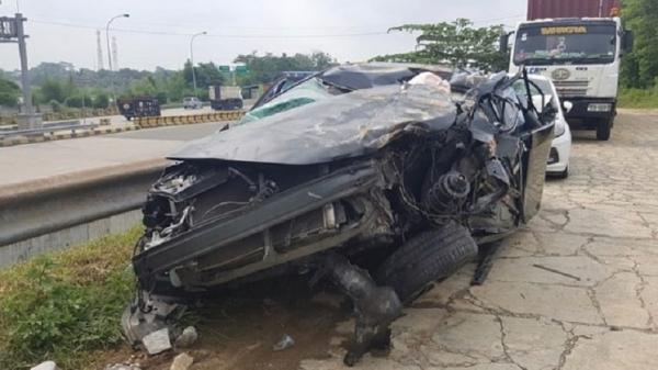 Edelenyi Laura Anna meninggal dunia Edelenyi Laura Anna sebelum meninggal sempat mengunggah foto mobil yang dia tumpangi saat kecelakaan di Tol Jagorawi pada 2019 lalu. Kondisinya hancur tak berbentuk. (Foto: Instagram)