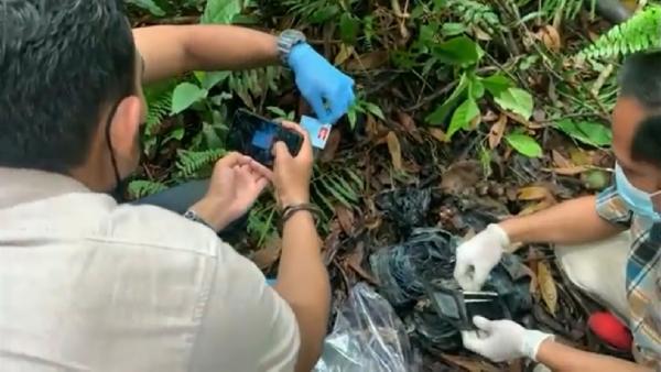 Polisi identifikasi penemuan mayat di Pontianak Polisi identifikasi penemuan kerangka manusia di Pontianak. (Foto: iNews/Uun Yuniar)