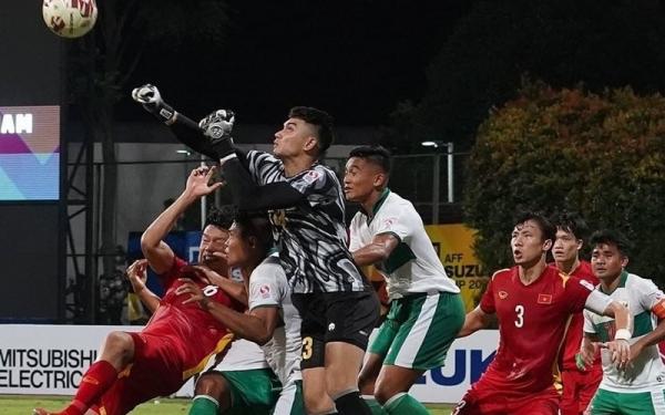 Kiper Timnas Indonesia, Nadeo Argawinata Kiper Timnas Indonesia, Nadeo Argawinata meninju bola saat melawan Vietnam dalam laga Grup B Piala AFF 2020 di Stadion Bishan, Singapura, Rabu (16/12/2021). (Foto: Instagram/@pssi)