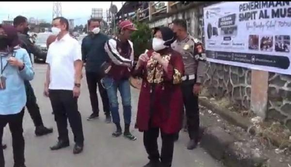 Menteri Sosial Tri Rismaharini menghampiri pengamen di sekitaran Simpang Ciawi, Kabupaten Bogor. (Foto ist).