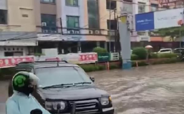 itc fatmawati tergenang Jalan depan ITC Fatmawati, Jakarta Selatan tergenang usai hujan deras, Jumat (17/12/2021) sore. (Foto: Instagram @jktinfo)