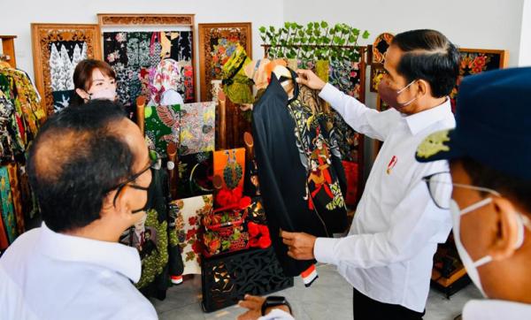 jokowi beli jaket Presiden dan Ibu Negara Iriana Joko Widodo mengunjungi beberapa gerai UKM setibanya di Bandara Ngloram, Kabupaten Blora, Jumat (foto Dok Setpres)