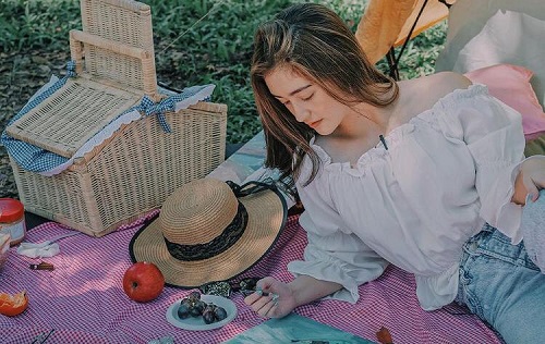 Potret seksi Ranty Maria dengan blus sabrina. Potret seksi Ranty Maria dengan blus sabrina.