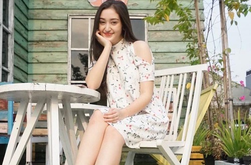 Ranty Maria dengan mini dress putih bunga.