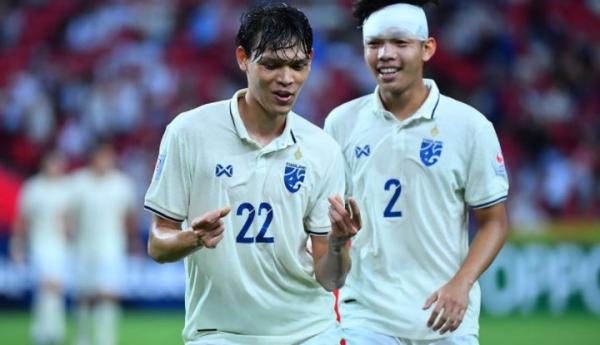 Striker Timnas Thailand, Supachai Chaided merayakan gol ke gawang Singapura bersama Suriya Singmui dalam laga Grup A Piala AFF 2020 di Stadion National, Sabtu (18/12/2021). (Foto: Instagram/@changsuek)