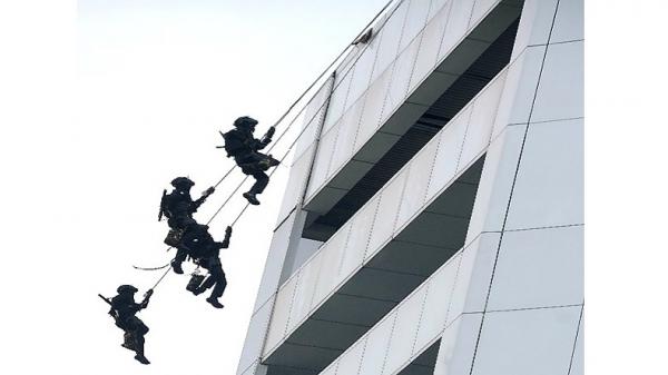 YONIF RAIDER 3002 Prajurit Yonif Raider 300/BJW menunjukkan kemampuan mereka menuruni gedung menggunakan seutas tali. (Foto: Pendam Siliwangi)