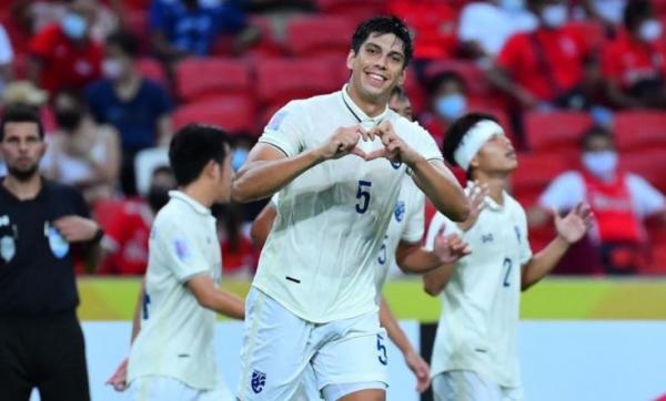 Bek Timnas Thailand  berdarah Swedia, Yusef Elias Dolah berselebrasi seusai mencetak gol ke gawang Singapura dalam laga Grup B Piala AFF 2020, Sabtu (18/12/2021). (Foto: Instagram/@eliasdolah4)