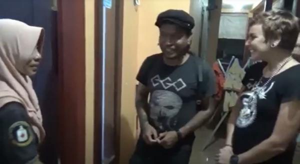 Sumartina tampak bahagia bisa bertemu kembali dengan anaknya, Doni setelah 30 tahun terpisah. (Foto: iNews TV/Bambang Sugiarto)