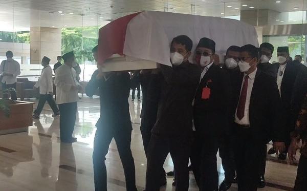 harry azhar meninggal Jenazah Harry Azhar tiba di BPK, Minggu (19/12/2021). Foto: Iqbal DP