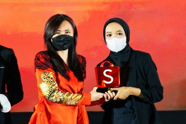 Noviana Adinda Putri, pemilik Hijab by Adinda Noviana Adinda Putri (kanan), pemilik Hijab by Adinda. (Foto: dok Shopee)