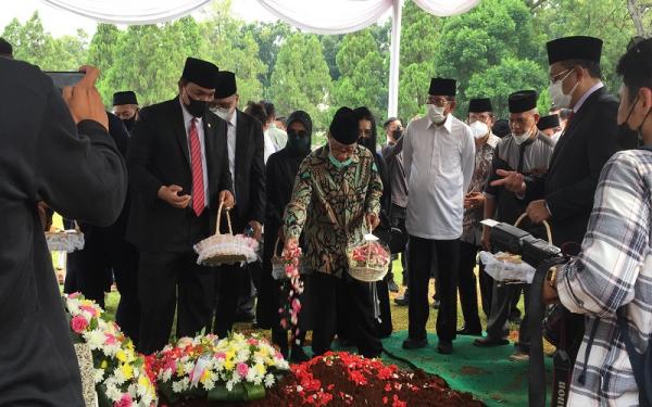 Pemakaman Harry Azhar Prosesi pemakaman Harry Azhar Azis berjalan khidmat dan sakral dengan upacara kenegaraan di Taman Makam Pahlawan Kalibata, Minggu (19/12/2021). (foto: Anggie/MPI)