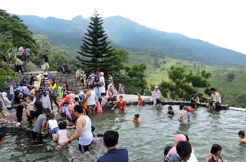 Kolam Renang Umbul Sensasi renang di Umbul Sidomukti Semarang yang berada di atas ketinggian. (Foto: Dok.iNews.id)