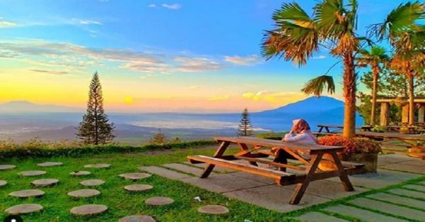 Sunrise Umbul Sidomukti Menikmati sunrise di Umbul Sidomukti Semarang. (Foto: ist)