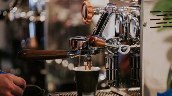 mesin kopi kado natal Rekomendasi kado Natal untuk orang tua, salah satunya mesin kopi (Foto: Unsplash)
