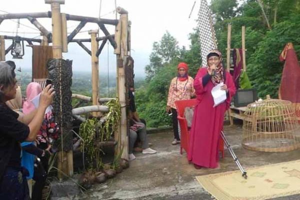 Pembacaan puisi di Liburan ala Seniman yang bertempat di Watulumbung, Kretek, Bantul. (Foto : Ist)