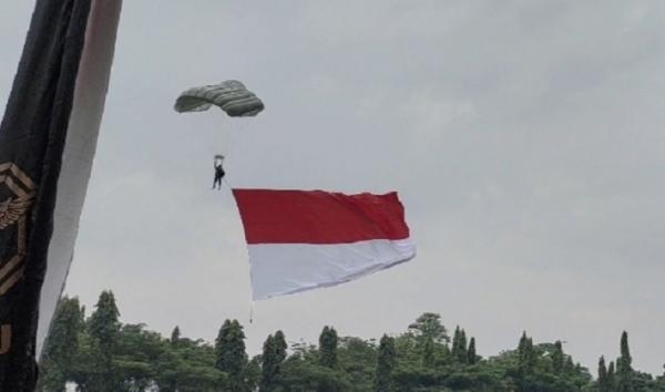 Dudung 2 Terjung payung warnai penyematan brevet Kopassus ke Jenderal Dudung (Foto : Istimewa)