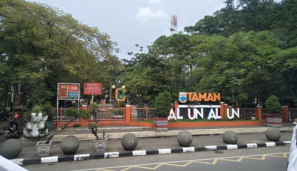 Alun-alun Cimahi. Kota dengan tiga kecamatan ini memiliki tingkat kepadatan penduduk tertinggi kedua di Jabar. (Foto: Dok.MPI)