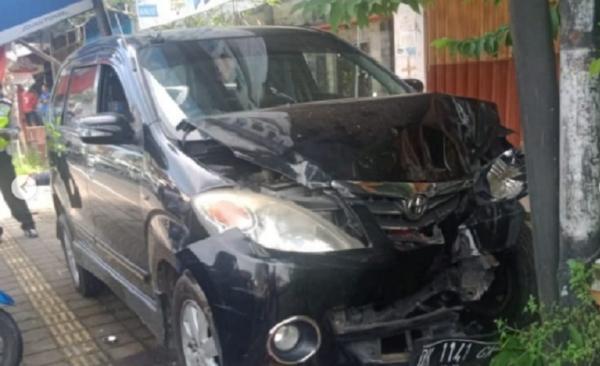 Avanza seruduk Mobil Avanza yang dikendarai I Nyoman Wira Adnyana ringsek usai menyeruduk pejalan kaki. (Foto: Polres Tabanan)