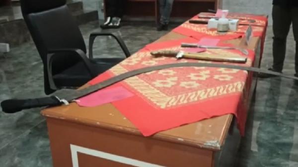GENG MOTOR SUKABUMI1 Enam senjata tajam disita dari 10 anggota geng motor yang melakukan tindakan brutal di Kota Sukabumi. (Foto: MPI/DHARMAWAN HADI)
