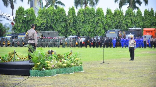 Kapolda Lampung Irjen Pol Hendro Sugiatno Kapolda Lampung Irjen Pol Hendro Sugiatno memimpin apel gelar pasukan dalam rangka pengamanan Muktamar ke-34 Nahdlatul Ulama (NU) (Yuswantoro/MNC Portal)