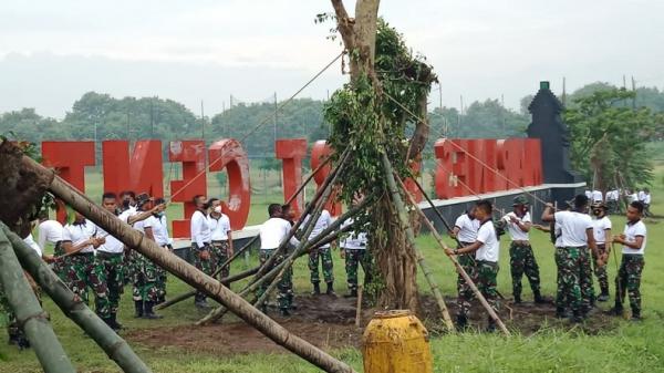 Para prajurit Korps Marinir TNI AL dari jajaran Lanmar Surabaya bersama belasan awak media menanam pohon beringin raksasa secara kolosal di Marines Sport Centar (MSC) Lanmar Surabaya, Selasa (21/12/2021). (Foto: Dispen Kormar)