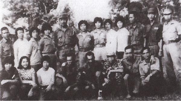 pgrs Anggota PGRS, Tentara Nasional Kalimantan Utara (PARAKU) dan TNI berfoto bersama menandai hubungan dekat di antara mereka di bawah pemerintahan Presiden Soekarno, selama konflik Indonesia-Malaysia. (Foto:www.tionghoa.info)