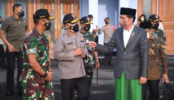 Jokowi Sarung Presiden Joko Widodo memakai sarung dan peci saat bertolak ke Lampung untuk membuka Muktamar NU. (Foto Biro Setpres).