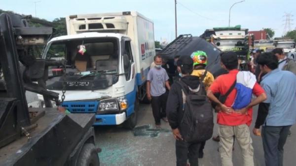 Kecelakaan beruntun terjadi di Jalan RE Martadinata, Papanggo, Tanjung Priok, Jakarta Utara, Rabu (22/12/2021) sore. (Foto: Yohannes Tobing).