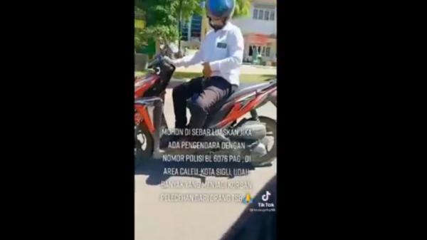 Pria di Pidie tertangkap kamera pamer kemaluan sambil kendarai motor (Jamal Pangwa/MNC Portal)
