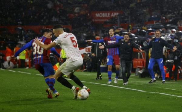 Sevilla vs Barceloan Barcelona imbang 1-1 lawan Sevilla dalam laga pekan ke-18 Liga Spanyol 2021/2022. Barcelona gagal menang meski hanya melawan 10 pemain Sevilla. (foto: REUTERS/Marcelo Del Pozo).