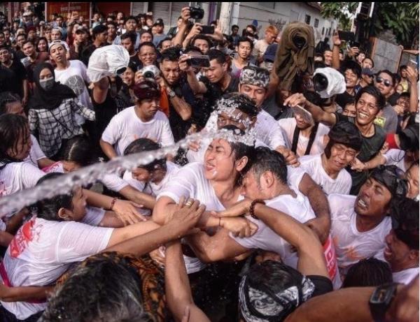 23 Omed Omedan1 Tradisi Omed Omedan untuk mencari jodoh paling esktrem di Desa Sesetan di Bali. (Foto: Instagram)