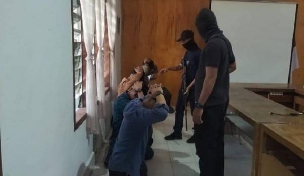 Raider 2 Yonif Raider 100/PS latihan pembebasan sandera di daerah latihan PTPN II, Kebun Kwala Sawit. (Foto akun IG Yonif Raider 100/PS).