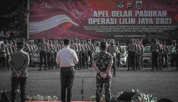 Anies Baswedan 3 Gubernur DKI Jakarta Anies Baswedan membacakan amanat Kapolri Jendral Pol Listyo Sigit Prabowo saat Apel Operasi Lilin Jaya 2021 di Lapangan Presisi Polda Metro Jaya. (Foto MNC Portal).