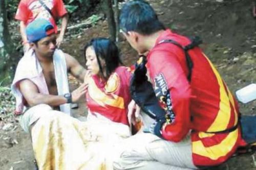 Nifera Ufrotun ketika coba ditolong seusai kecelakaan. (Foto: Okezone)