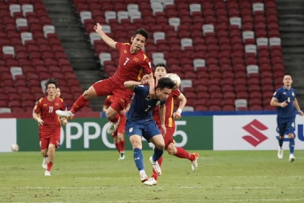 Timnas Vietnam kalah 0-2 dari Thailand pada leg pertama semifinal Piala AFF 2020. Pelatih Vietnam, Park Hang-seo pemainnya sempat stres. (foto: AFFSuzukicup).