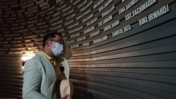 Gubernur Jabar, Ridwan Kamil meneteskan air mata Gubernur Jabar, Ridwan Kamil meneteskan air mata di dalam Sumur Doa Museum Tsunami Aceh. (Foto:Agung Bakti Sarasa/MNC Portal)