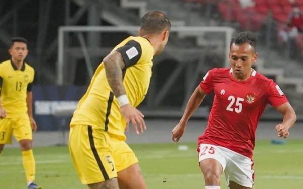 Winger Timnas Indonesia, Irfan Jaya Winger Timnas Indonesia, Irfan Jaya dihadang bek Malaysia, Junior Eldstal dalam laga terakhir Grup B Piala AFF 2020 di Stadion National, Minggu (19/12/2021). Irfan menjadi salah satu pemain subur di Piala AFF kali ini. (Foto: Instagram/@PSSI)