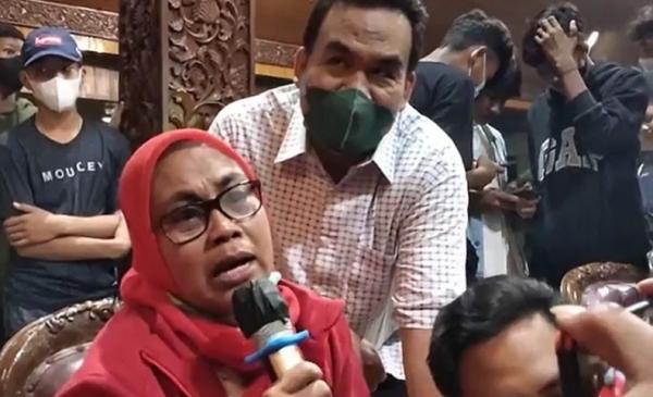 Ibunda Arhan Bupati Blora Ibunda Arhan, Surati bersama Bupati Blora Arief Rohman. (Foto: iNews/Heri Purnomo)