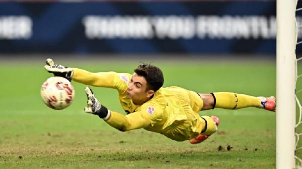 Nadeo Argawinata menyelamatkan nyawa Timnas Indonesia di Piala AFF 2020. Nadeo berhasil menepis penalti krusial Singapura di menit akhir laga semifinal. (foto: Twitter/Wokosetiawn).