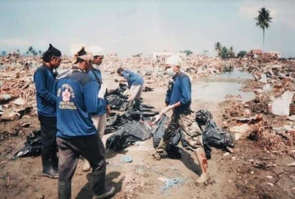Relawan Tsunami Aceh mengevakuasi mayat usai bencana dahsyat tusnami 17 tahun silam. (Foto: iNews TV/Jamal Pangwa)