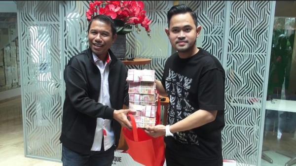 bonus timnas Crazy Rich Malang, Gilang Widya Pramana menyerahkan bonus Rp500 juta kepada Sekjen PSSI Yusuf Nusi, Senin (27/12/2021) siang. (Foto: iNews.id/Deni Irwansyah).