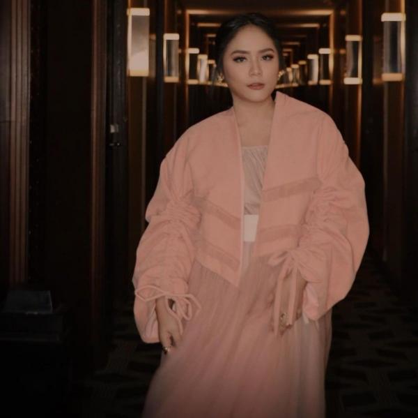 Deretan artis cantik pernah merokok. (Foto: Instagram)