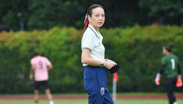 Nama Madam Pang jadi perbincangan hangat jelang final Piala AFF 2020. Perkenalkan, dia adalah manajer Timnas Thailand yang cantik dan super tajir. (Foto: Instagram/panglamsam)