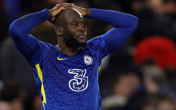 Striker Chelsea, Romelu Lukaku tampak kecewa seusai timnya hanya menuai hasil imbang melawan Brighton & Hove Albion dalam laga Liga Inggris 2021/2022 di Stadion Stamford Bridge, Kamis (30/12/2021). (Foto: REUTERS/John Sibley)